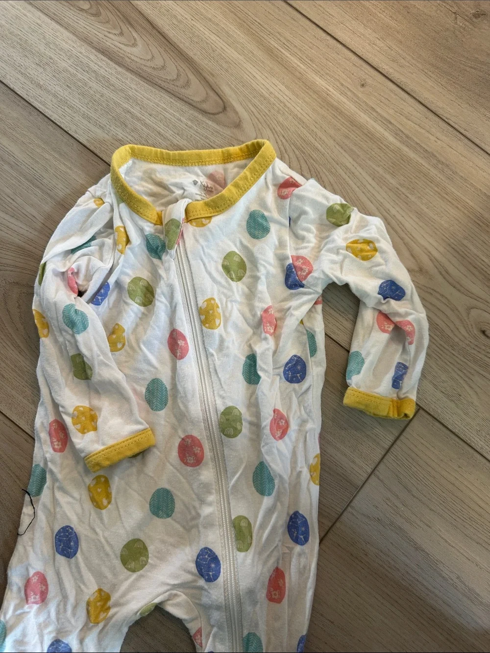 Kyte BABY White Footed Pajamas with Multicolor Dot Print and Yellow Trim